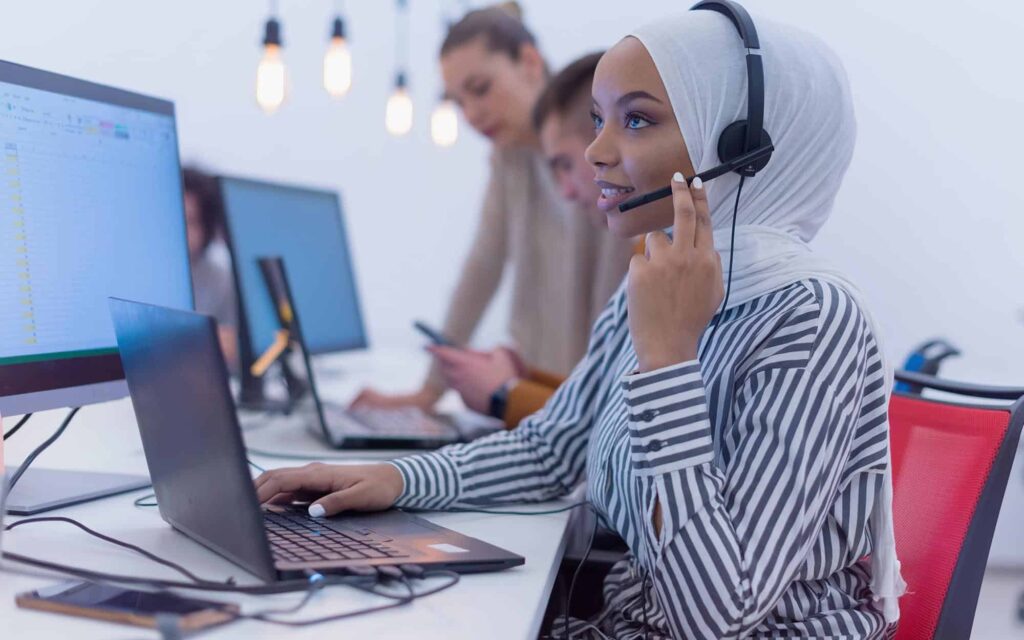 call center worker on call with client